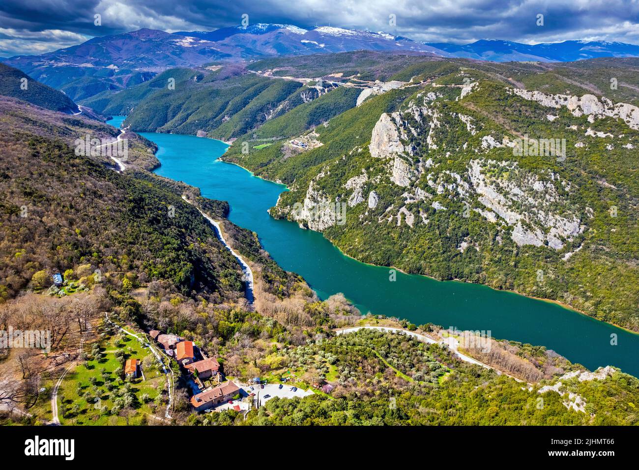 Fiume Aliakmonas ('Haliacmon') vicino alla sua 'uscita' nelle pianure di Imathia, Macedonia Centrale, Grecia. Nell'angolo in basso a sinistra della foto, il Tim Foto Stock