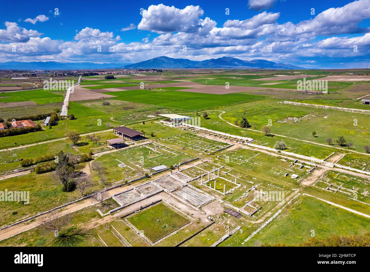 Aereo (drone), vista panoramica del sito archeologico dell'antica Pella, Macedonia Centrale, Grecia. Foto Stock