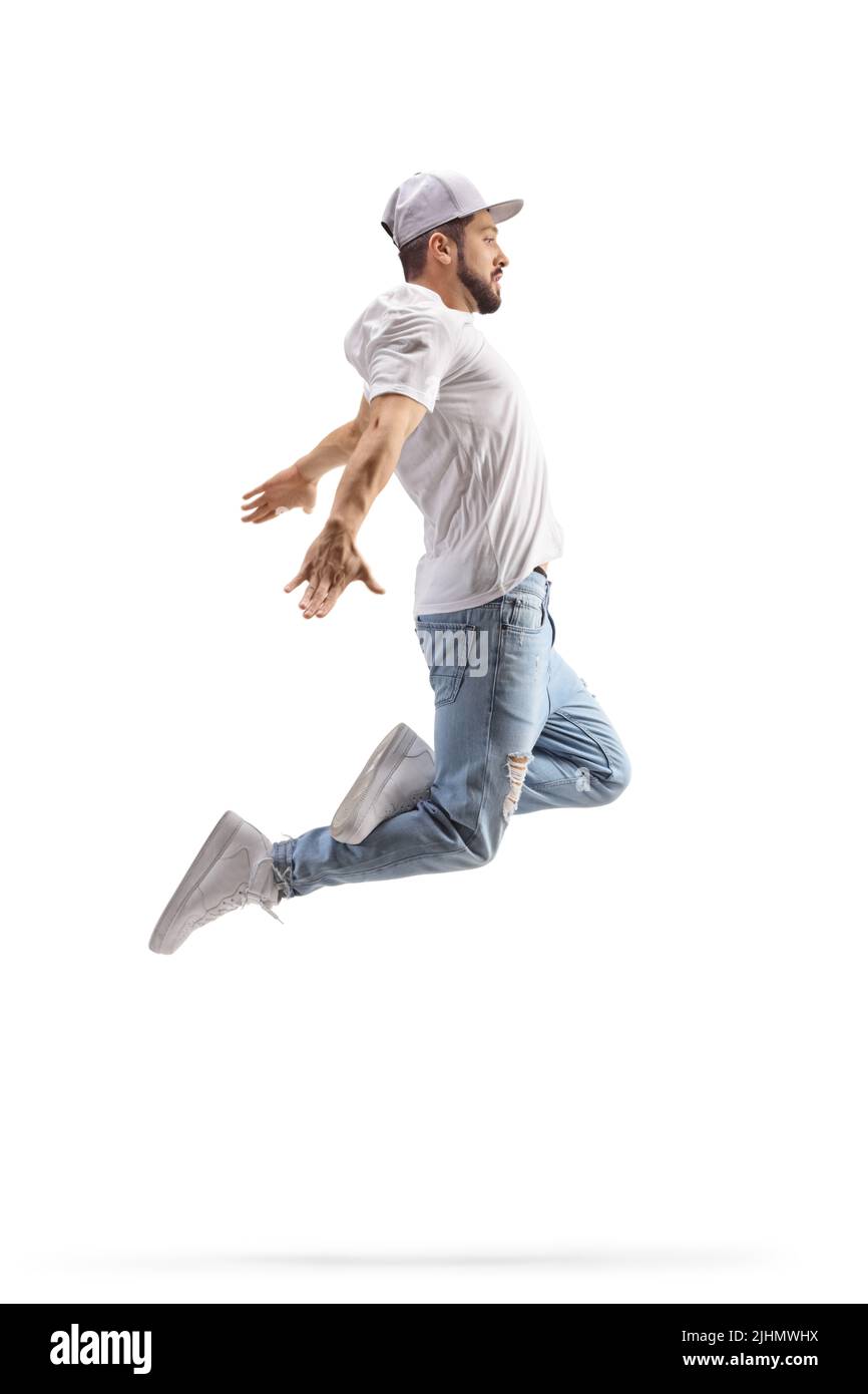 Ripresa a tutto profilo di una ballerina hip hop maschile in una posa di salto isolata su sfondo bianco Foto Stock