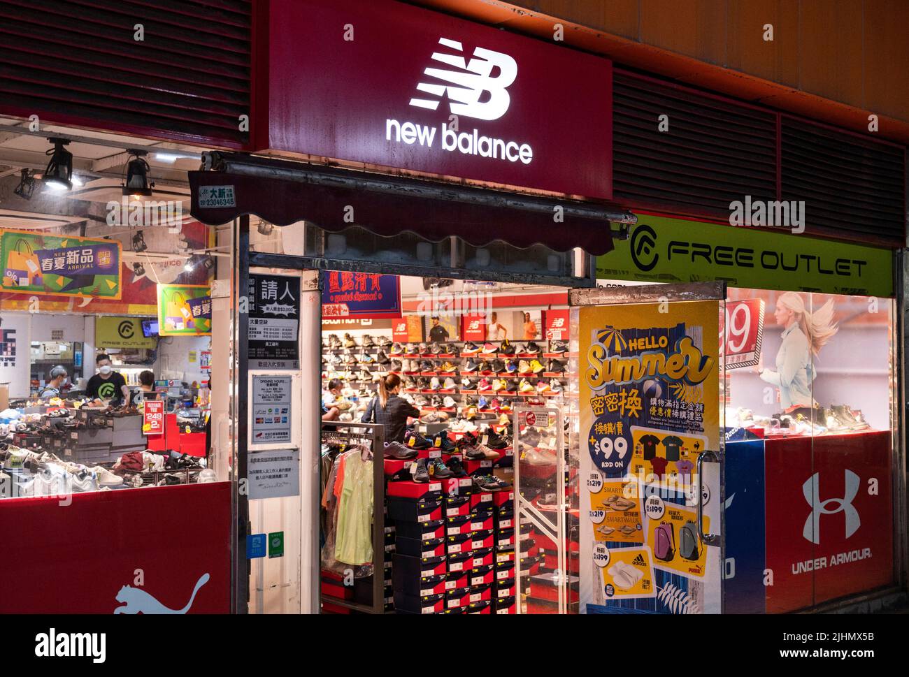 Hong Kong, Cina. 16th luglio 2022. American calzaturiera New Balance (NB) negozio e logo visto a Hong Kong. (Credit Image: © Budrul Chukrut/SOPA Images via ZUMA Press Wire) Foto Stock