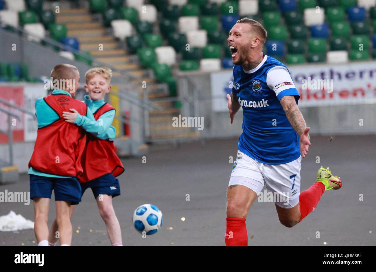 Windsor Park, Belfast, Irlanda del Nord, Regno Unito. 19 luglio 2022. UEFA Champions League secondo turno di qualificazione (prima tappa) – Linfield v Bodo/Glimt. Azione dalla partita di stasera al Windsor Park (Linfield in blu). Festa per Kirk Millar di Linfield (7) dopo il suo vincitore di 83rd minuti. Credit: CAZIMB/Alamy Live News. Foto Stock