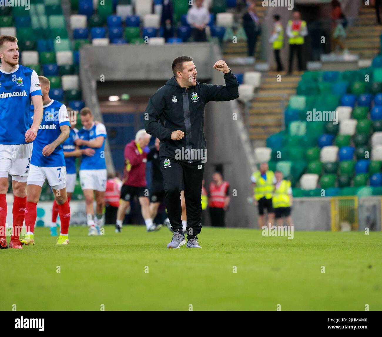 Windsor Park, Belfast, Irlanda del Nord, Regno Unito. 19 luglio 2022. UEFA Champions League secondo turno di qualificazione (prima tappa) – Linfield v Bodo/Glimt. Azione dalla partita di stasera al Windsor Park (Linfield in blu). Festeggiamenti post-partita per il manager vincente Linfield. Credit: CAZIMB/Alamy Live News. Foto Stock