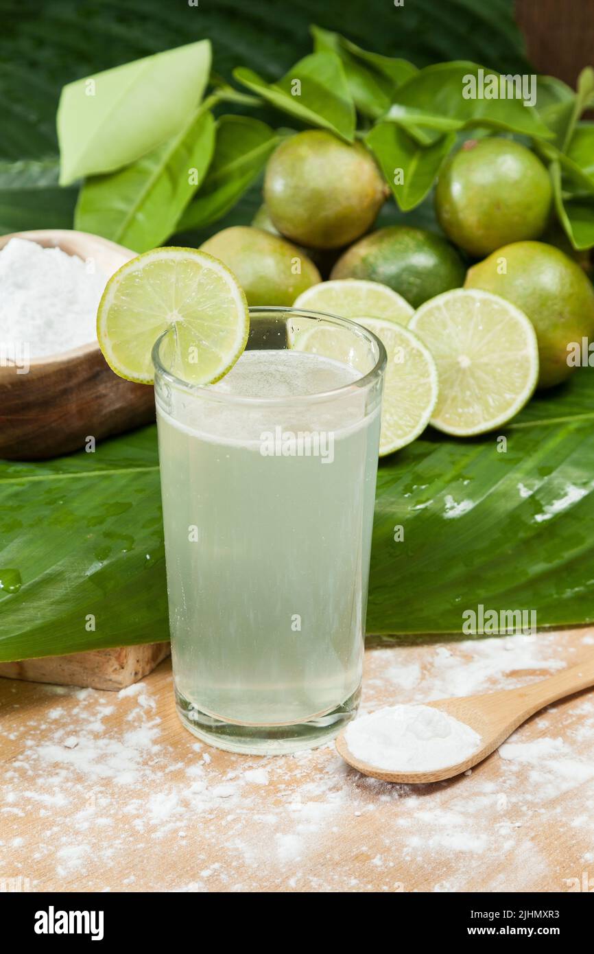 Bicarbonato di sodio, acqua e limone. Foto Stock