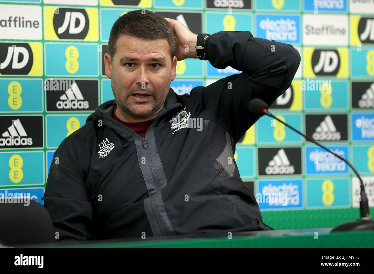 Il manager di Linfield, David Healy, si occupa di una conferenza stampa dopo la UEFA Champions League, seconda manche di qualificazione, prima partita al Windsor Park di Belfast. Data foto: Martedì 19 luglio 2022. Foto Stock