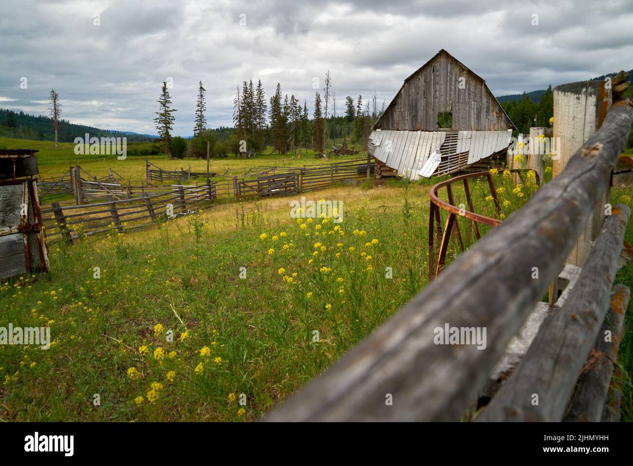 Barn Weathered e Corral. Un rustico fienile e Corral con colline ondulate sullo sfondo. Foto Stock
