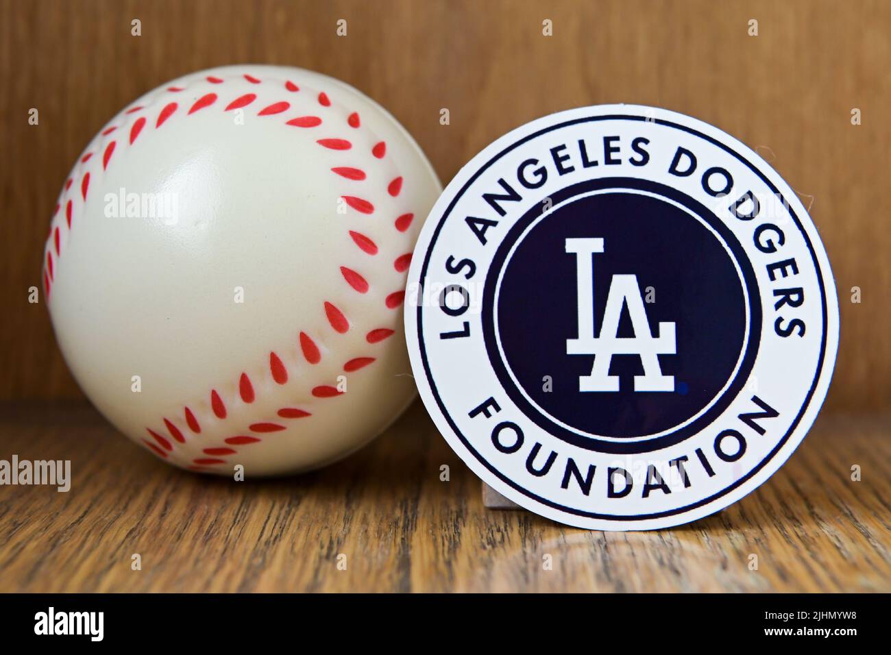 19 luglio 2022, Cooperstown, New York. L'emblema del Los Angeles Dodgers baseball club e un baseball. Foto Stock