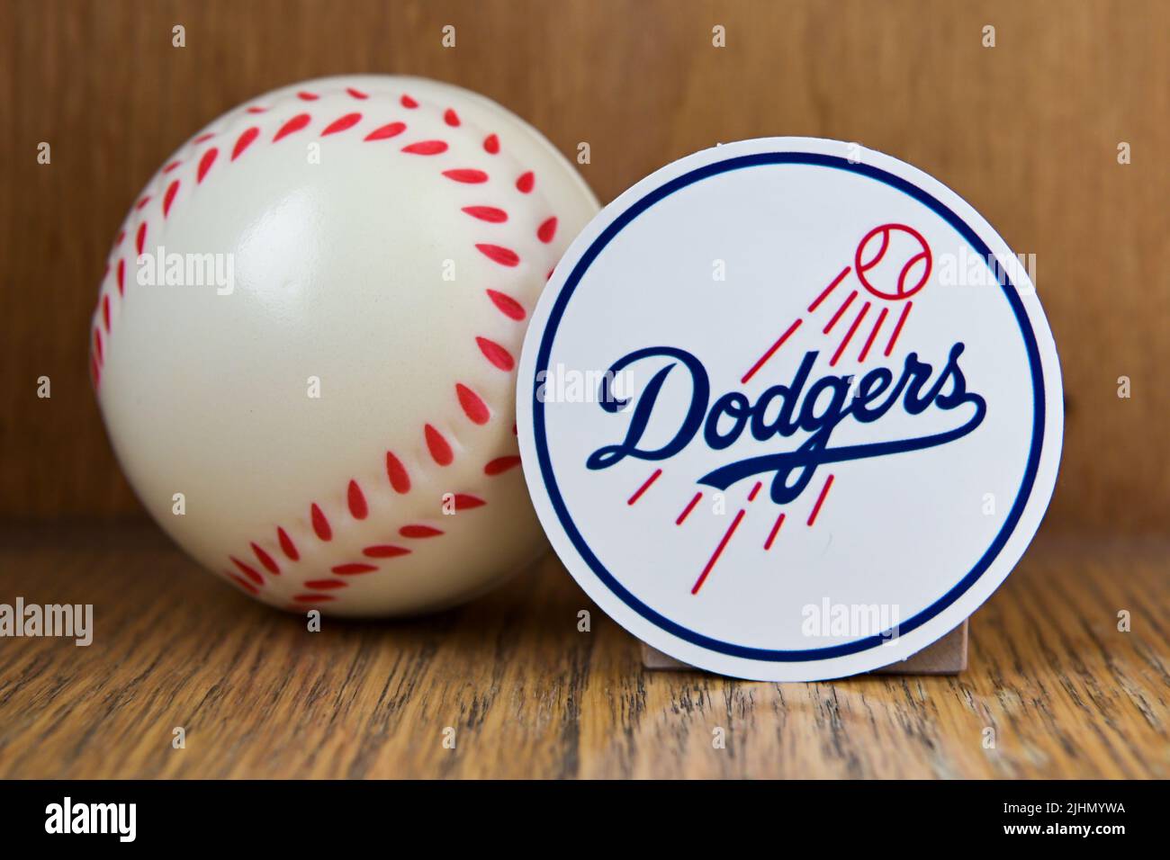 19 luglio 2022, Cooperstown, New York. L'emblema del Los Angeles Dodgers baseball club e un baseball. Foto Stock