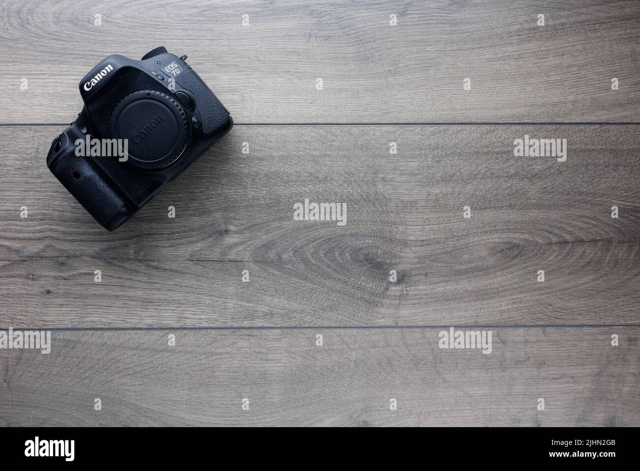 Canon 7D camera piatta poggiare su sfondo di legno Foto Stock
