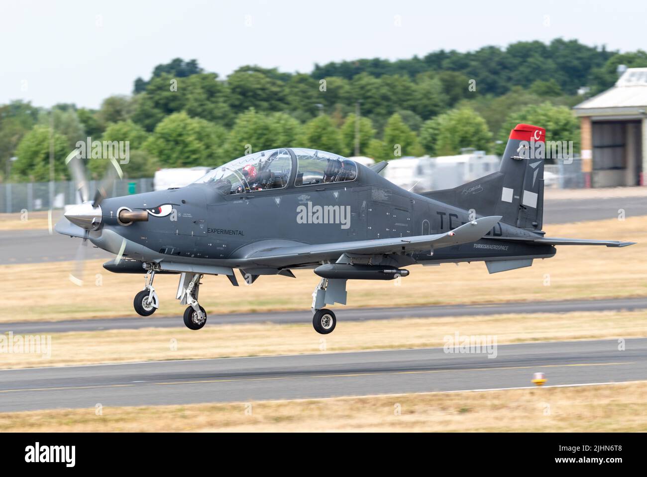 Turkish Aerospace Industries Hürkuş approda a Farnborough International Airshow 2022. Nuovo allenatore di base e velivolo da attacco di terra per l'AF turca Foto Stock