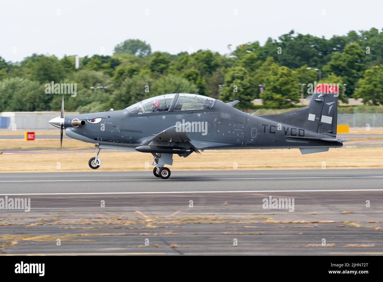 Turkish Aerospace Industries Hürkuş approda a Farnborough International Airshow 2022. Nuovo allenatore di base e velivolo da attacco di terra per l'AF turca Foto Stock