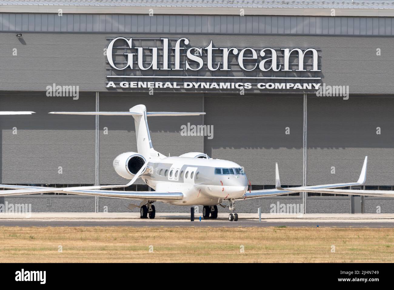 Gulfstream MRO Hangar, aeroporto di Farnborough, Hampshire, Regno Unito. Jet privato parcheggiato all'esterno. Manutenzione, riparazione e operazioni hangar di VolkerFitzpatrick Foto Stock