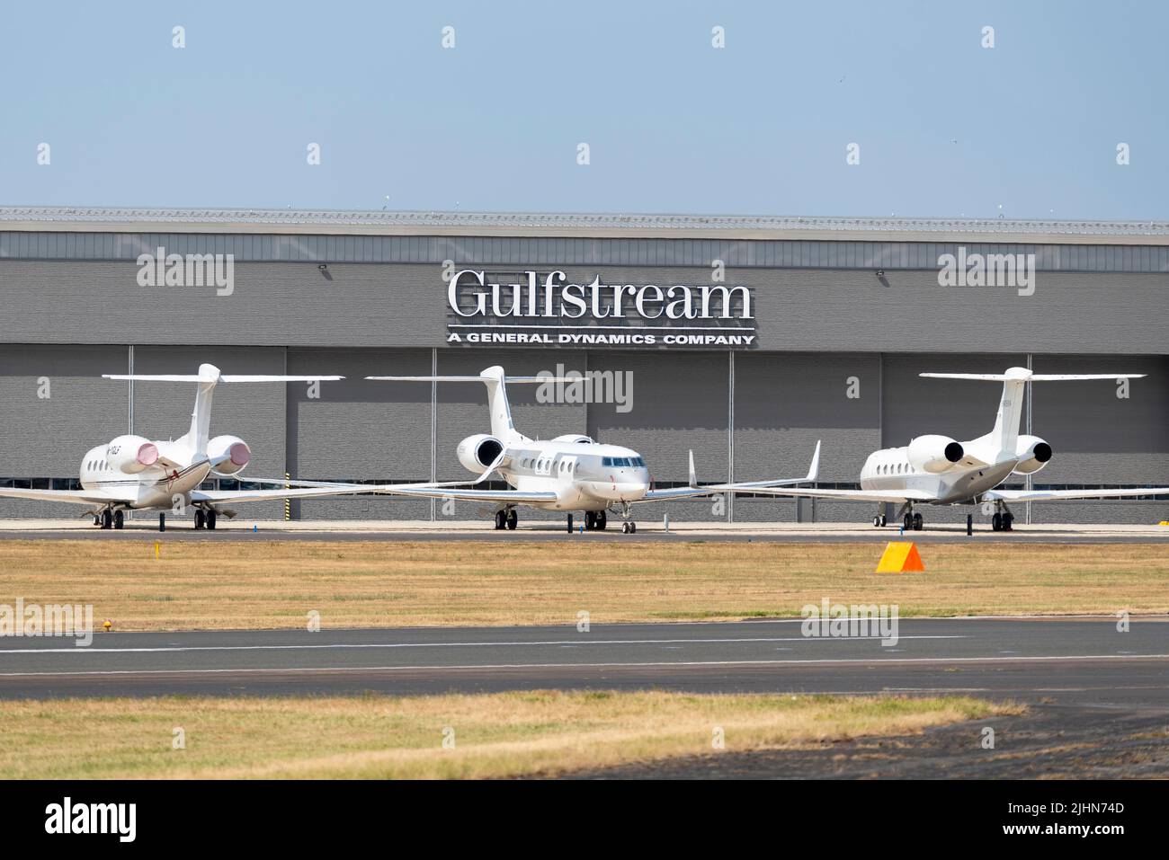 Gulfstream MRO Hangar, aeroporto di Farnborough, Hampshire, Regno Unito. Jet privato parcheggiato all'esterno. Manutenzione, riparazione e operazioni hangar di VolkerFitzpatrick Foto Stock