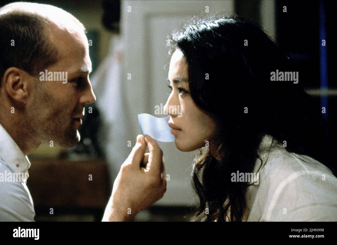 JASON STATHAM, QI SHU, il trasportatore, 2002 Foto Stock