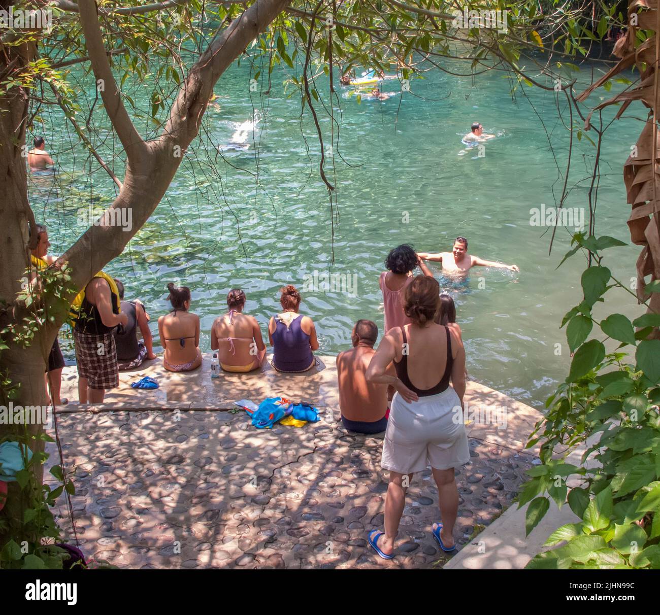 Persone che si raffreddano nel fiume durante l'ondata di calore Foto Stock