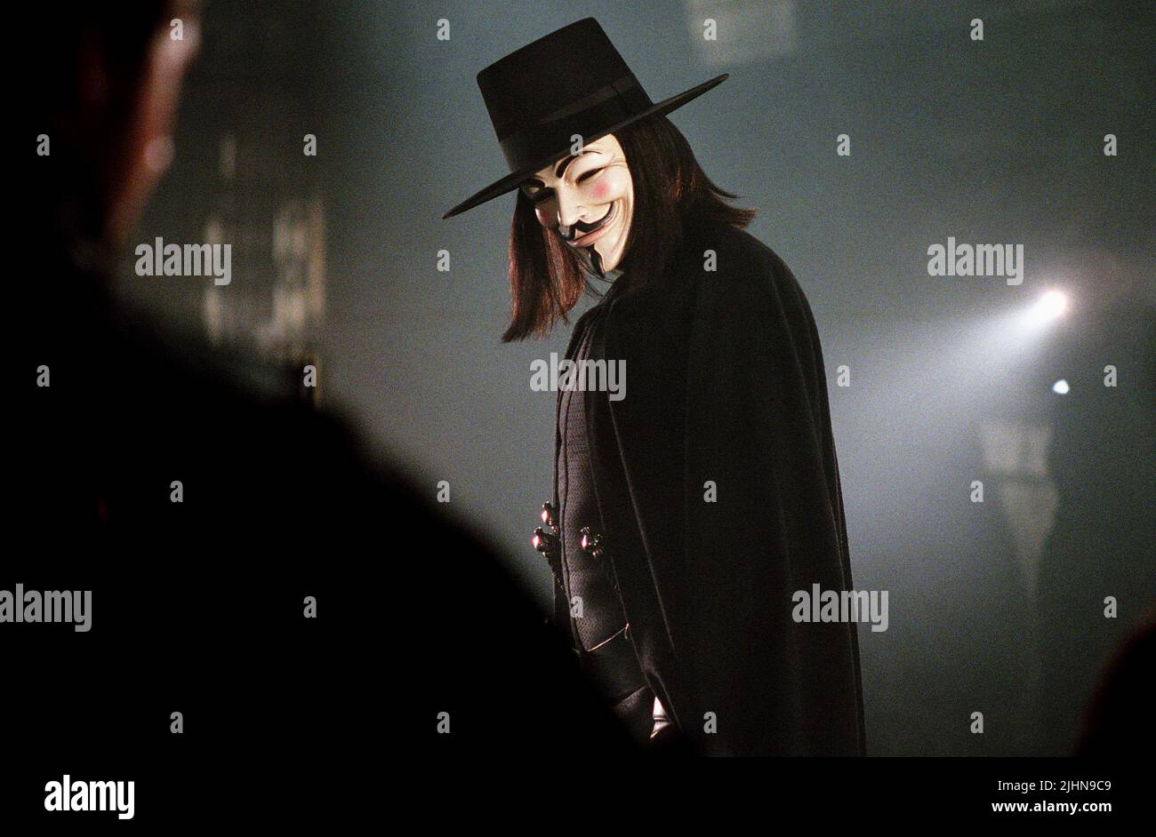 Hugo Weaving and James McTeigue during V For Vendetta Tokyo Foto  jornalística - Getty Images