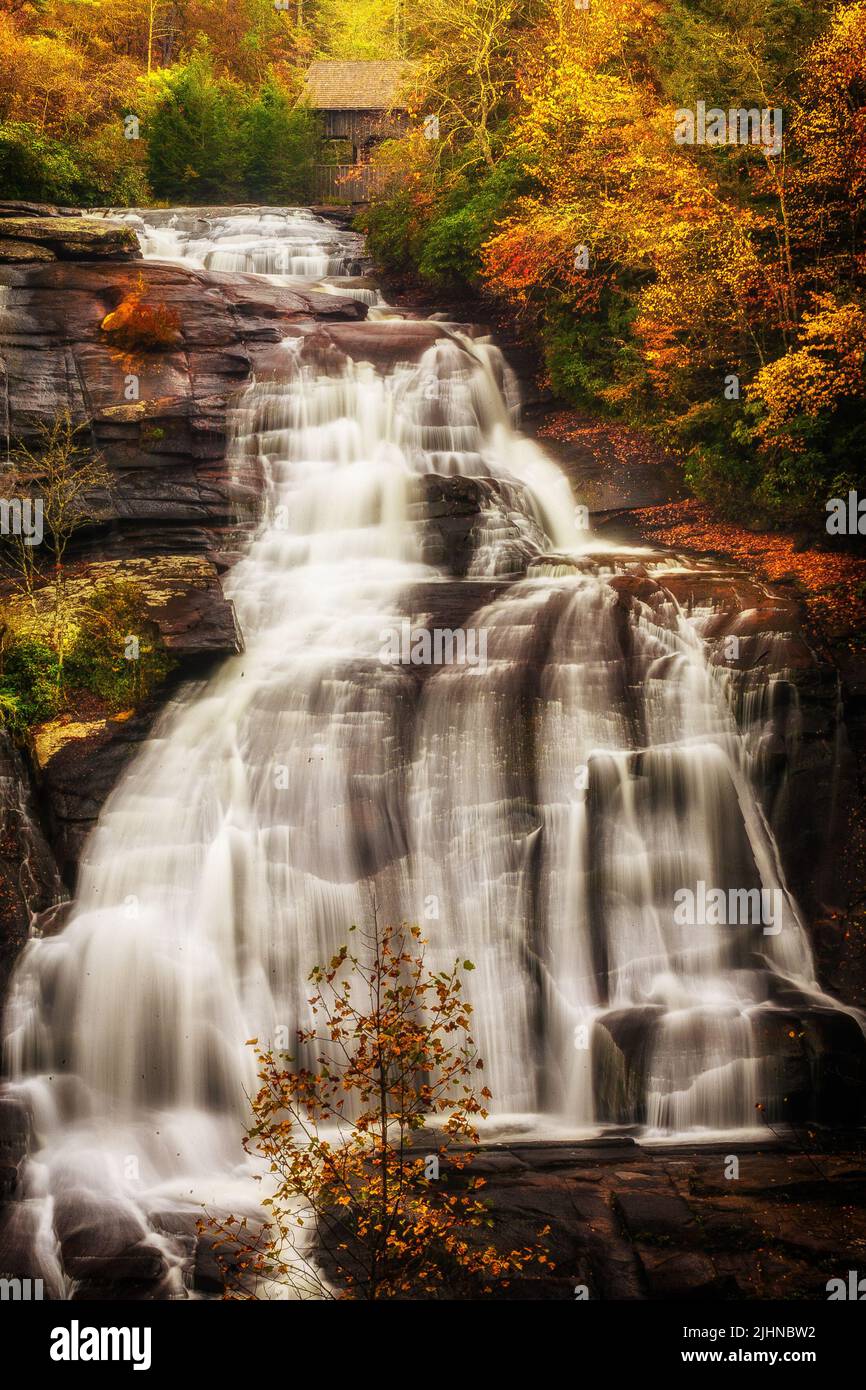 Una bella immagine autunnale di High Falls nel Dupont state Park, North Carolina Foto Stock