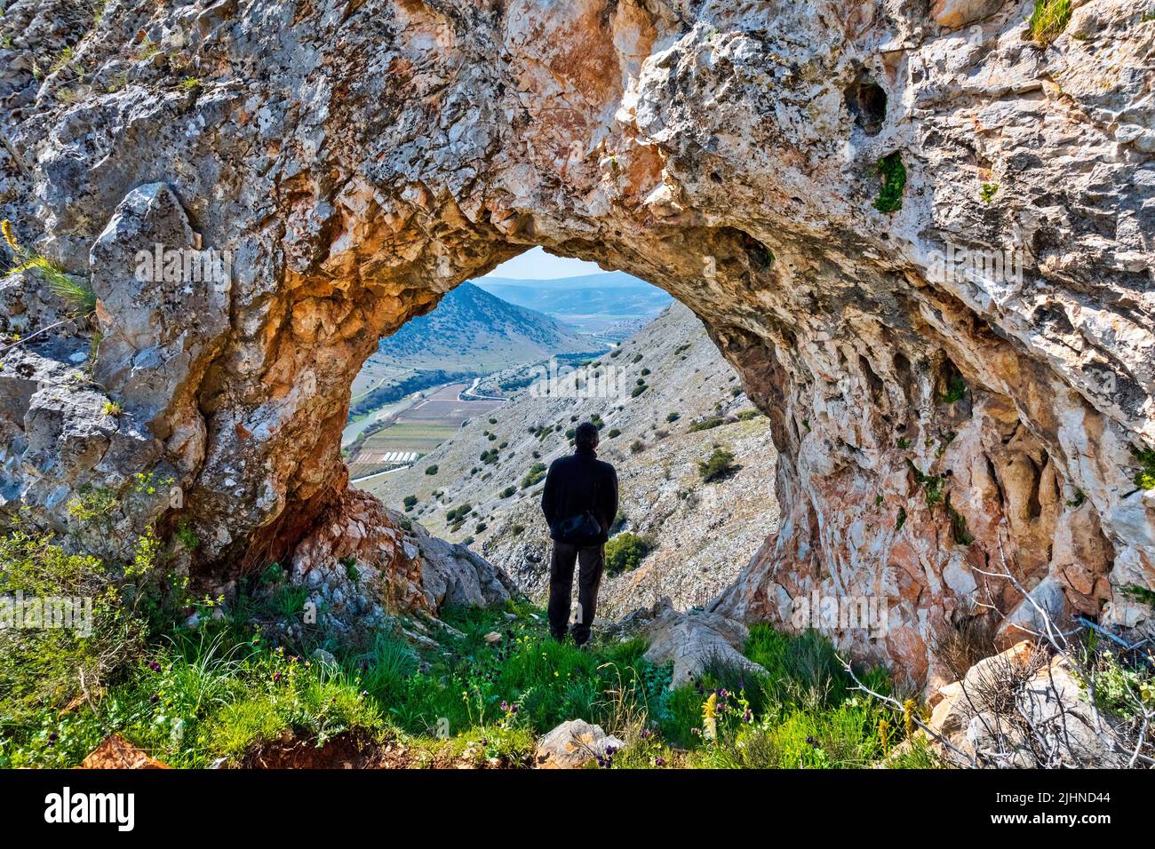 'Trypimeni' un arco naturale roccioso sopra la valle del fiume Xirias ('Titarissios') e la strada Tyrnavos-Damasi. Larissa, Tessaglia, Grecia. Foto Stock