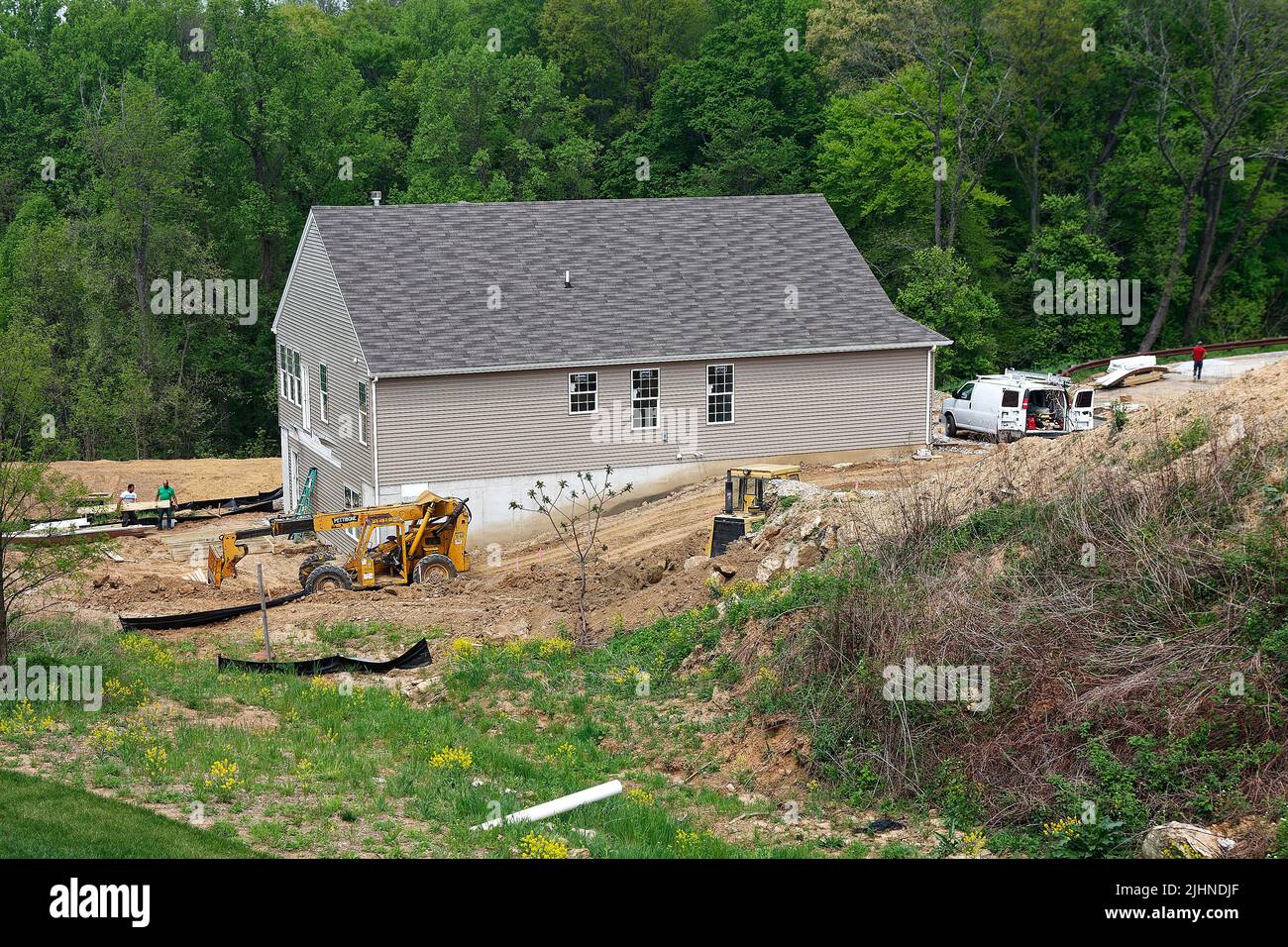 costruzione di nuova casa, attrezzature pesanti, uomini di lavoro, industria, immobiliare, Woods Beyond, Chester County, Pennsylvania Foto Stock