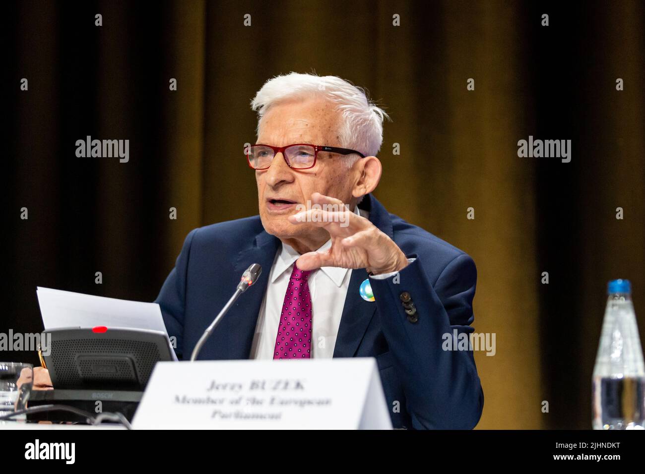 Cracovia, Polonia. 19th luglio 2022. Jerzy Buzek, deputato europeo, ex Presidente del Parlamento europeo, interviene durante la Conferenza sul soccorso e la ricostruzione dell'Ucraina e la sua prospettiva europea organizzata dal Comitato economico e sociale europeo (CESE) nel Centro Congressi di Cracovia. La conferenza ha lo scopo di discutere le strategie e le esigenze dell'Ucraina nel suo cammino verso la ricostruzione, in particolare nel contesto della sua domanda di adesione all'UE. Credit: SOPA Images Limited/Alamy Live News Foto Stock