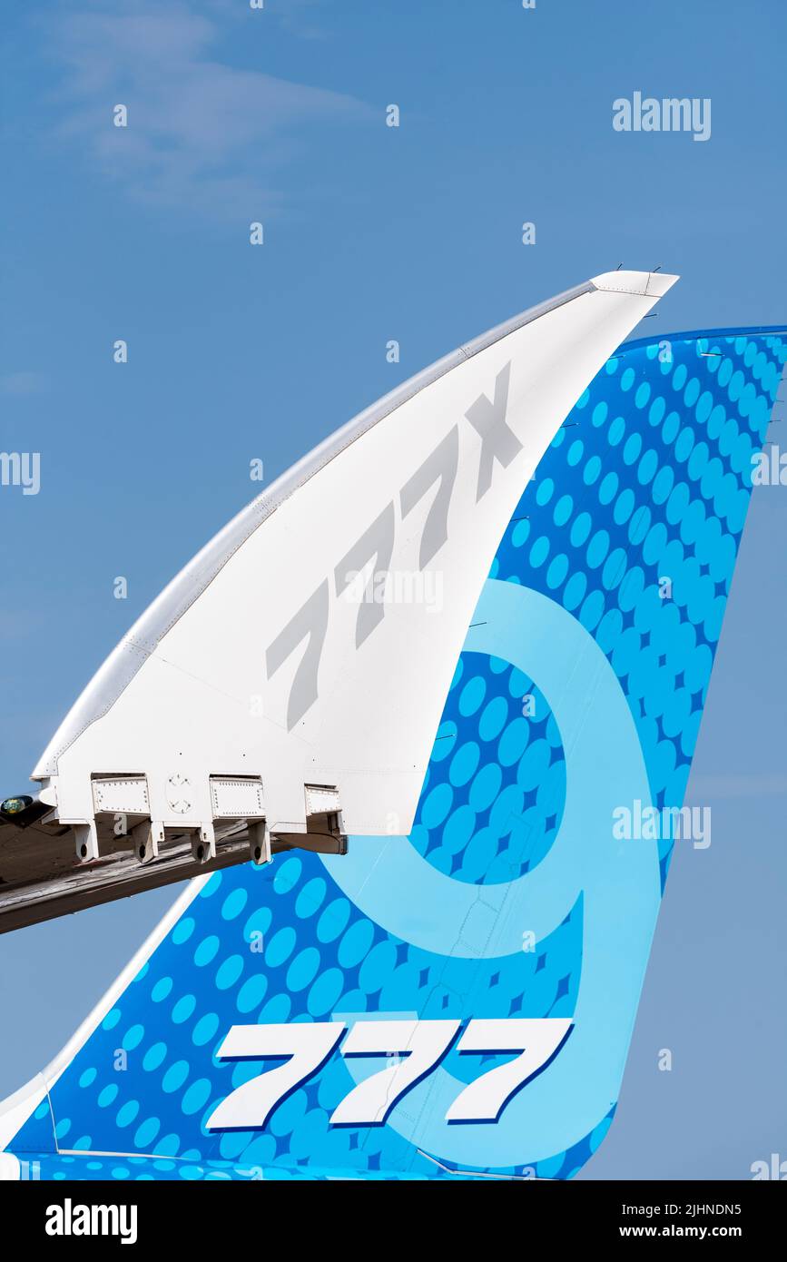 Boeing 777-9, noto anche come 777X, aereo aereo di linea a reazione di Farnborough International Airshow 2022. Particolare della cerniera ribaltabile. Nuovo design dell'aeroplano Foto Stock Boeing 777-9, noto anche come 777X, aereo aereo di linea a reazione di Farnborough International Airshow 2022. Particolare della cerniera ribaltabile. Nuovo design dell'aeroplano Foto Stock