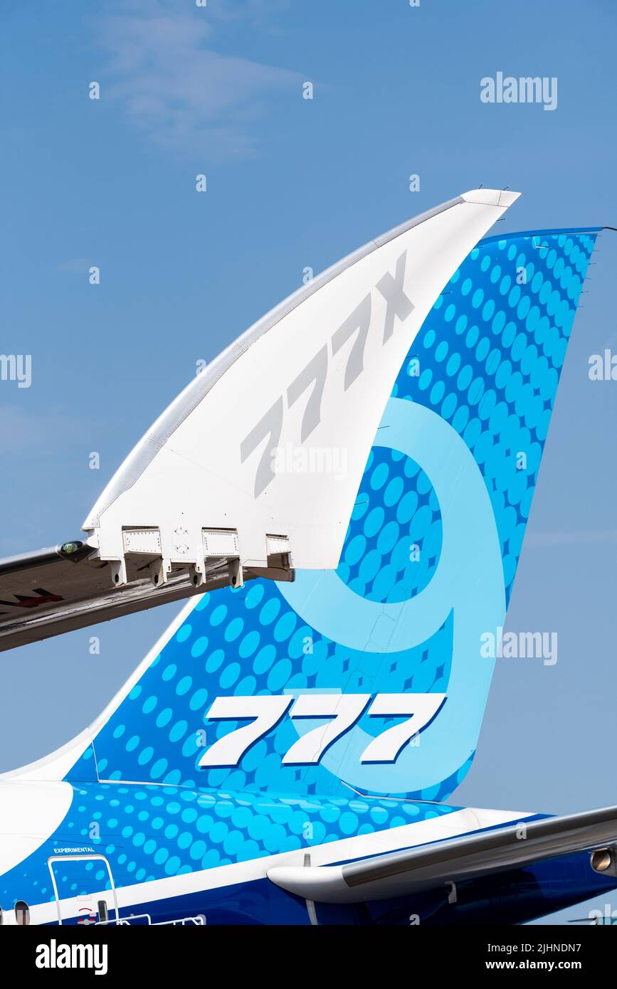 Boeing 777-9, noto anche come 777X, aereo aereo di linea a reazione di Farnborough International Airshow 2022. Particolare della cerniera ribaltabile. Nuovo design dell'aeroplano Foto Stock Boeing 777-9, noto anche come 777X, aereo aereo di linea a reazione di Farnborough International Airshow 2022. Particolare della cerniera ribaltabile. Nuovo design dell'aeroplano Foto Stock