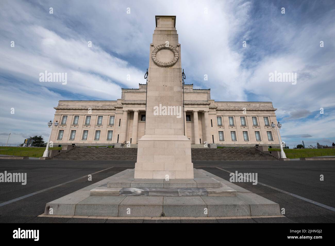 "Lest We Forget", pilastro commemorativo prima del National War Museum di Auckland, Nuova Zelanda. Foto Stock