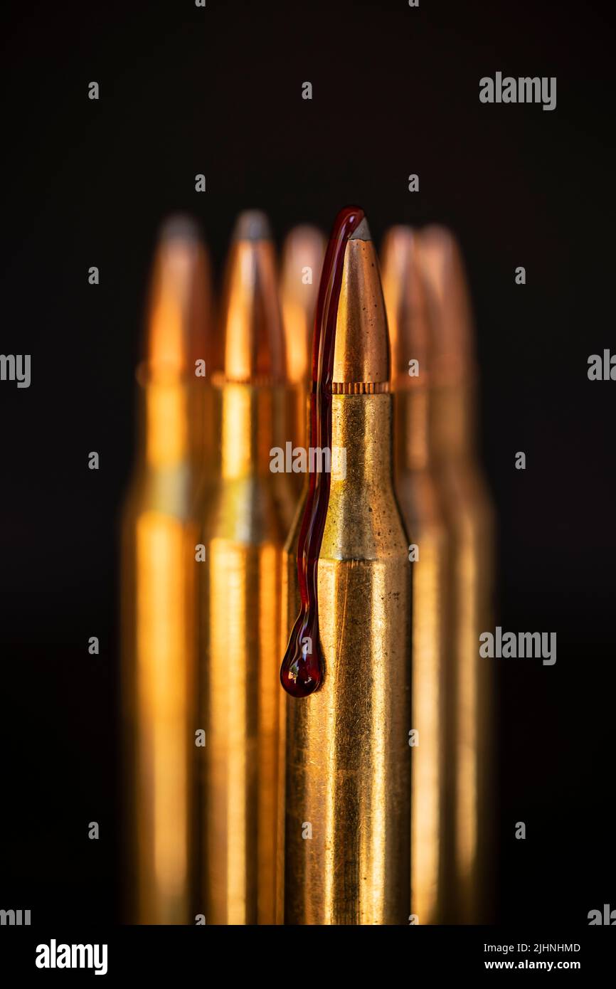Cartuccia di fucile e sangue AR-15 (foto illustrazione). Foto Stock