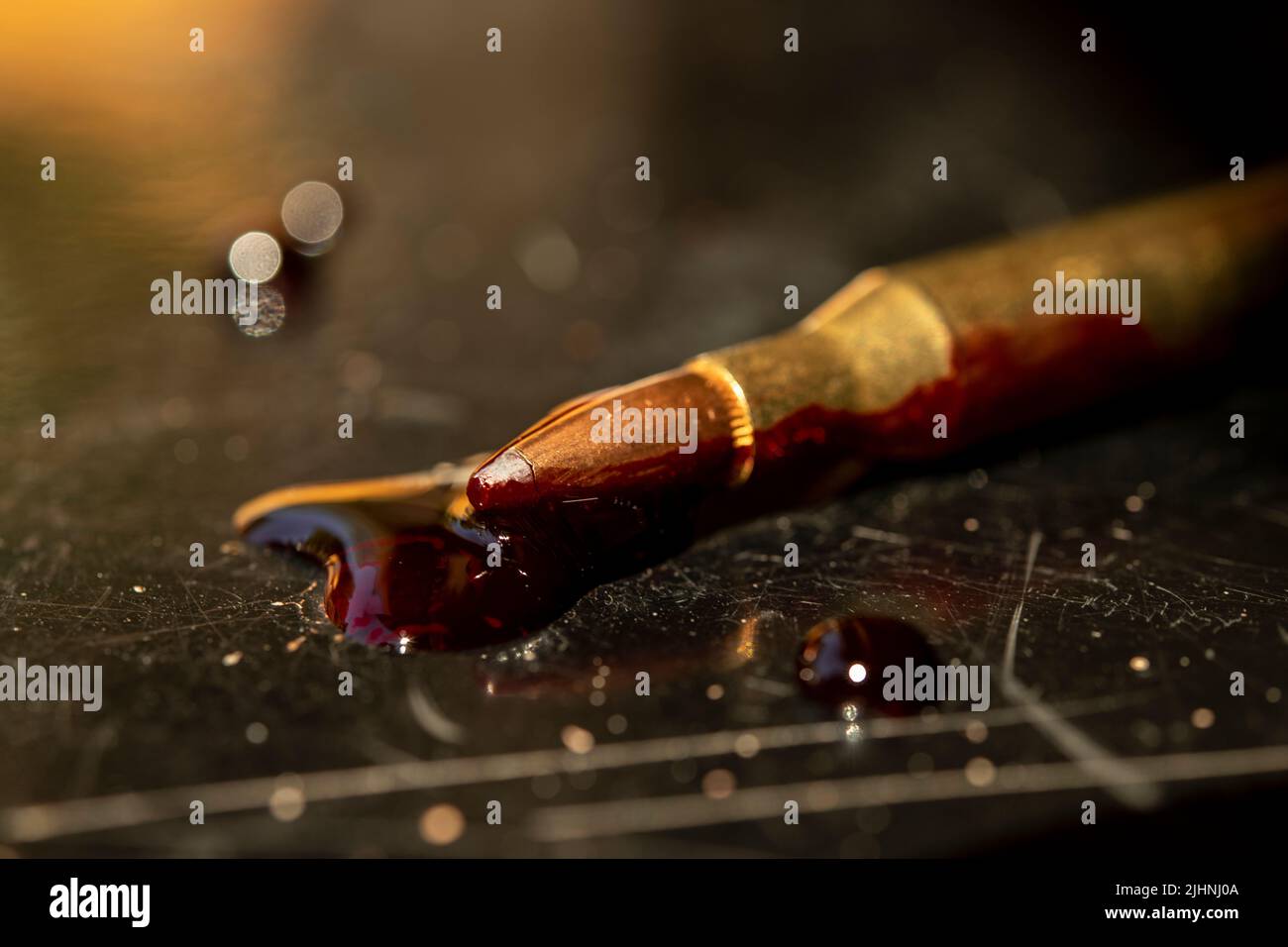 Cartuccia di fucile e sangue AR-15 (foto illustrazione). Foto Stock