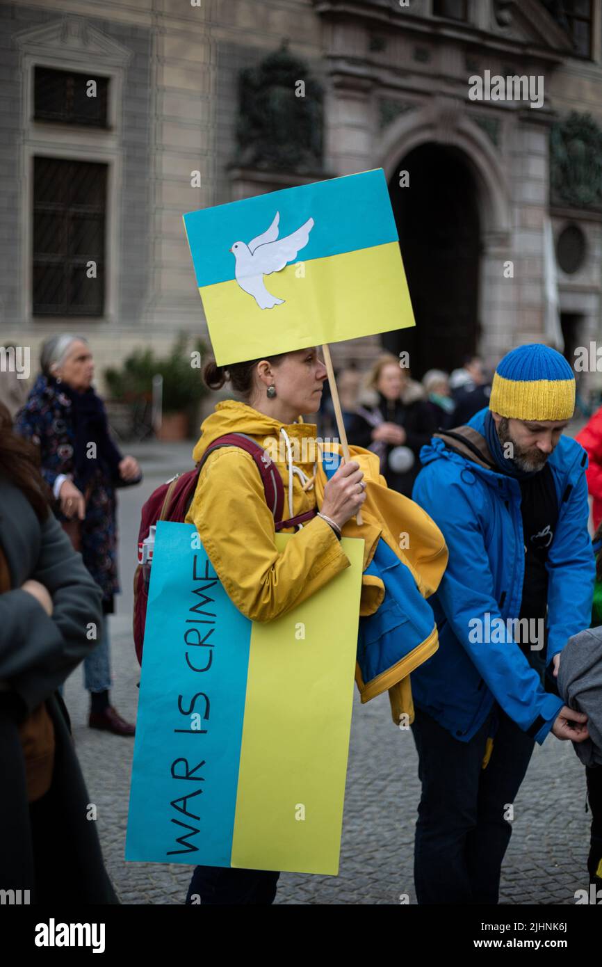 Monaco di Baviera, Germania. 23rd Apr 2022. Il 23 aprile 2022 alcune centinaia di persone si sono riunite a Monaco di Baviera, in Germania, per protestare per la consegna di armi pesanti in Ucraina. (Foto di Alexander Pohl/Sipa USA) Credit: Sipa USA/Alamy Live News Foto Stock