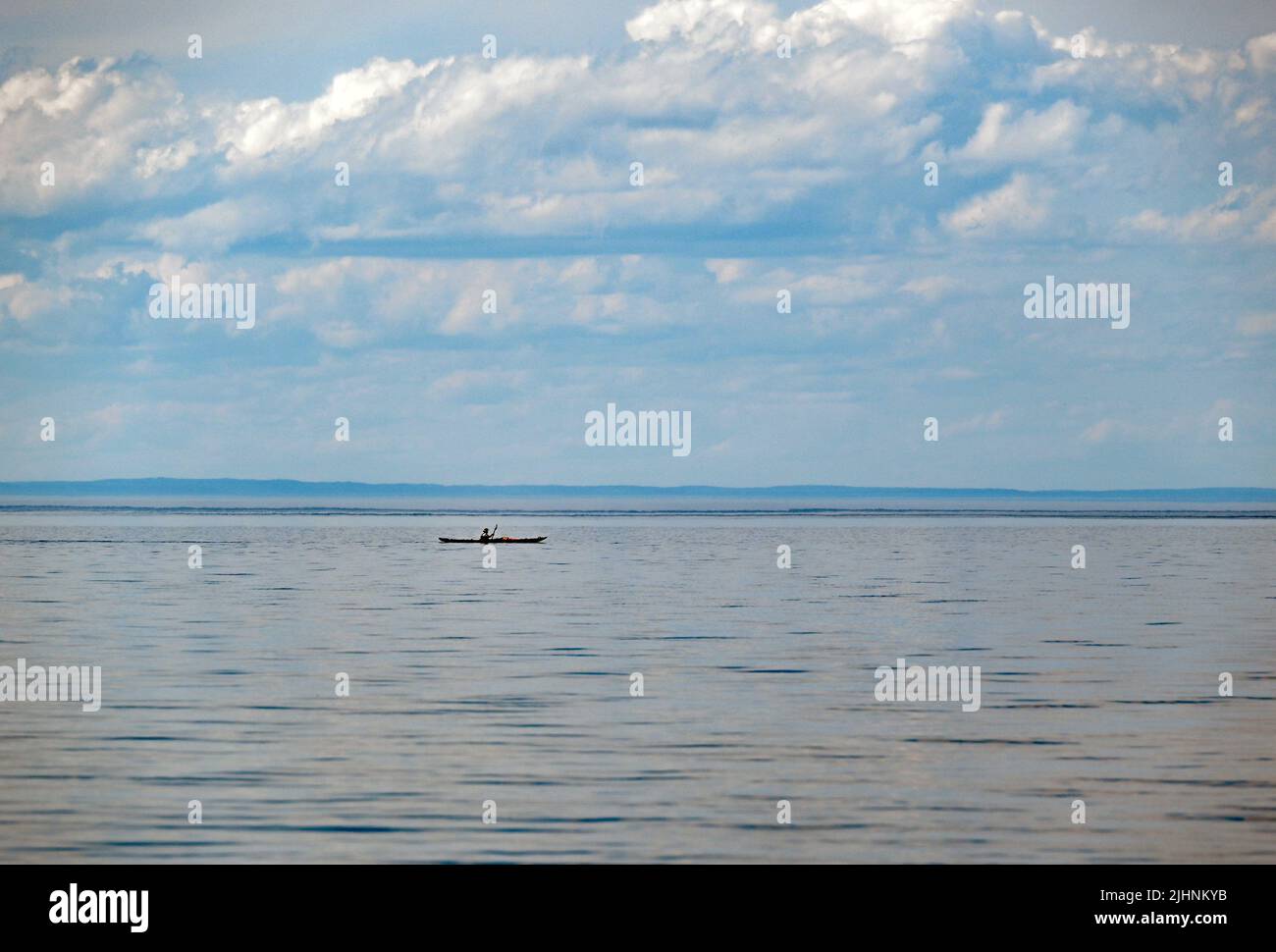 Silhouette di un kayak in lontananza presso l'Apostle Islands National Lakeshore nel lago superiore. Foto Stock