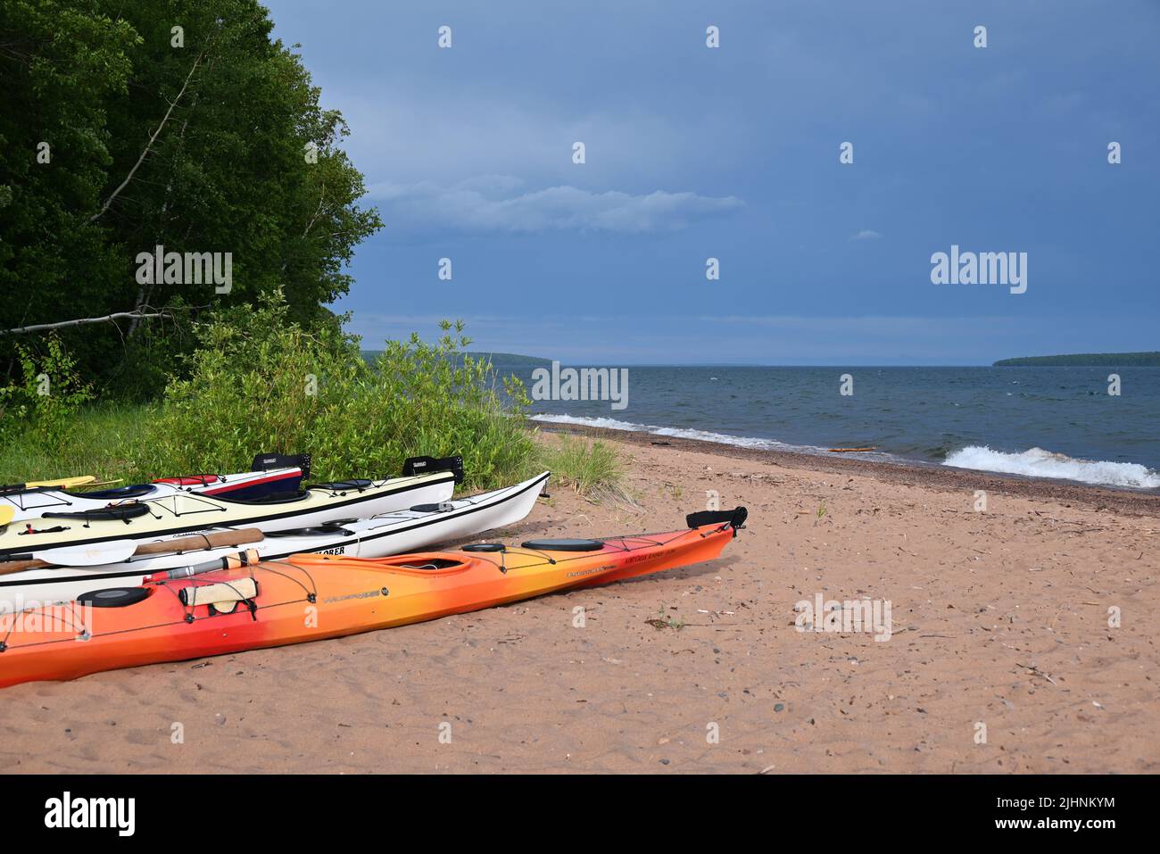 Kayak sulla spiaggia di Oak Island, nel lago superiore delle Isole Apostle National Lakeshore. Foto Stock