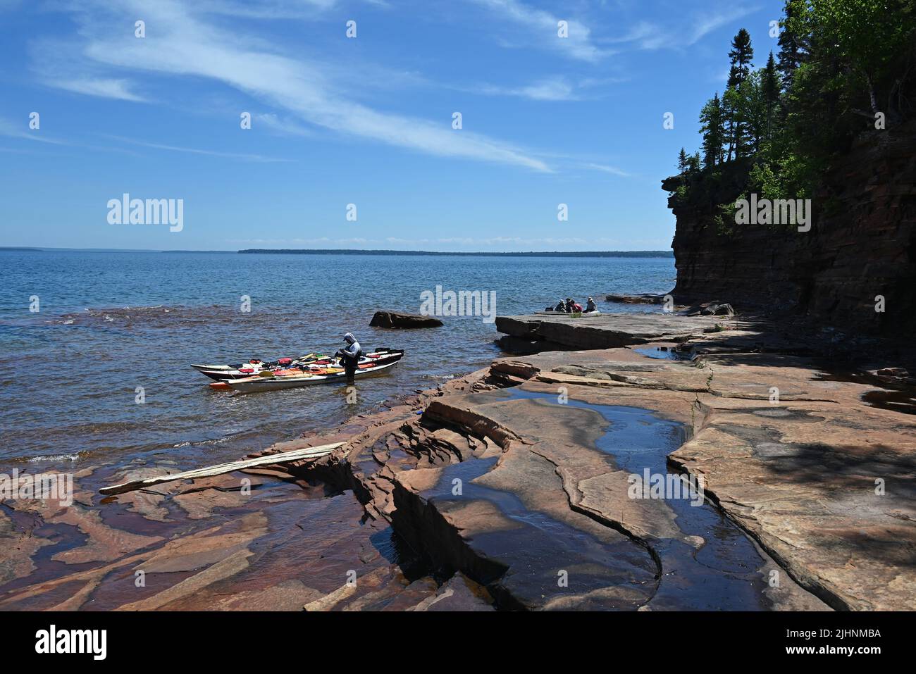 Il litorale roccioso sull'Isola di Devils nel Lakeshore Nazionale dell'Isola Apostolo nel Lago superiore. Foto Stock