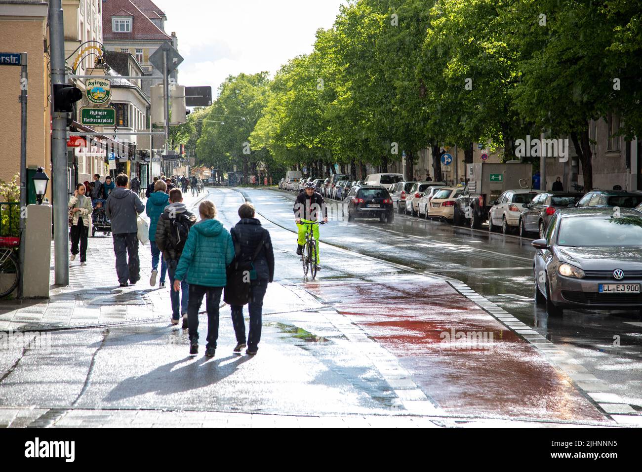 Leben in Neuhausen um den Rotkreuzplatz herum in München am 18.5.2021. Die Inzidenz in München liegt aktuell bei 53, 83. Sollte die Inzidenz dauerhaft unter 50 sinken, so werden weitere Lockerungen möglich. - vita a Neuhausen, vicino alla Rotkreuzplatz, Monaco di Baviera, Germania, il 18 maggio 2021. L'incidenza di 7 giorni a Monaco è di 53, 83. Se cadrà stabilicamente sotto 50 ulteriori misure saranno allentate. (Foto di Alexander Pohl/Sipa USA) Credit: Sipa USA/Alamy Live News Foto Stock