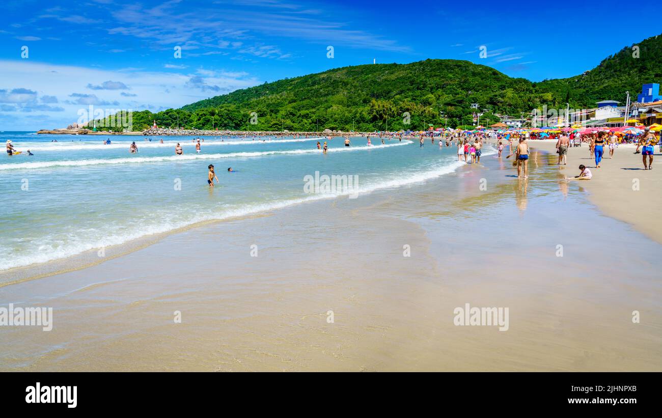 Florianopolis, Brasile, 11 gennaio 2022: Spiaggia affollata Praia da barra da Lagoa a Florianopolis, Brasile Foto Stock