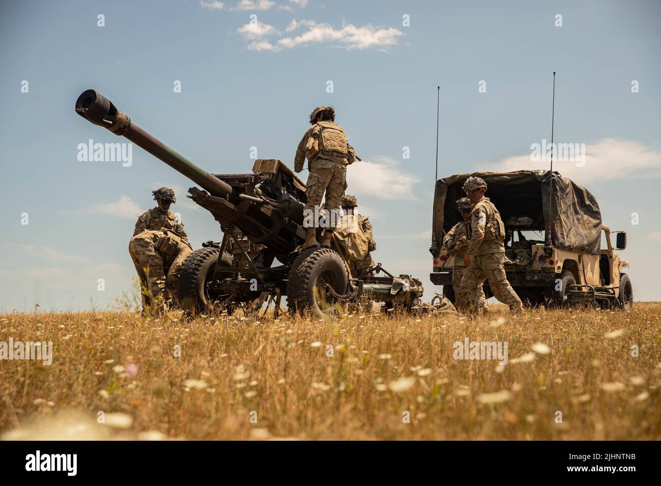 Soldati assegnati a Alpha Battery, 1st Battaglione, 320th Field Artillery Regiment “TOP GUNS”, 2nd Brigade Combat Team “STRIKE”, 101st Airborne Division (Air Assault), preparare un elevatore Howitzer M119A3 per i Drills come parte di Sling Load Operations il 18 luglio 2022, a Mihail Kogalniceanu, Romania. Le aquile di Screaming di oggi sono pronte a sostenere i nostri alleati al fine di preservare la stabilità duratura in Europa per la quale i nostri predecessori hanno lottato e per la quale sono morti. (STATI UNITI Foto dell'esercito dello staff Sgt. Malcolm Cohens-Ashley, 2nd Brigade Combat Team "SCIOPERO", Affari pubblici.) Foto Stock