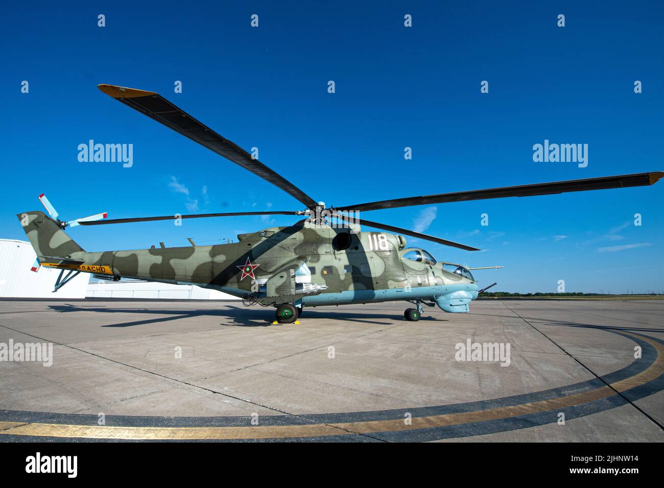 Un mi-24 Hind siede all'aeroporto di Lancaster a Lancaster, Texas, 29 giugno 2022. La mi-24 Hind è stata utilizzata durante l'addestramento di manovra di combattimento aereo dello Squadrone di salvataggio del 41st con l'elicottero HH-60W Jolly Green II. (STATI UNITI Air Force foto di Airman 1st Class Courtney Sebastianelli) Foto Stock