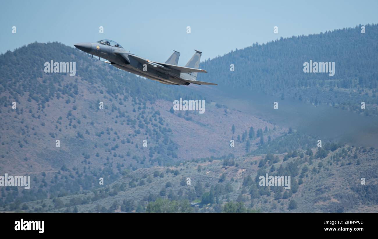 Una US Air Force F-15 Eagle vola sopra Klamath Falls, Oregon, 25 giugno 2022. Il F-15 è un velivolo a doppia coda designato con la missione primaria di un combattente tattico. (STATI UNITI Air Force foto di staff Sgt. Jacob T. Stephens) Foto Stock