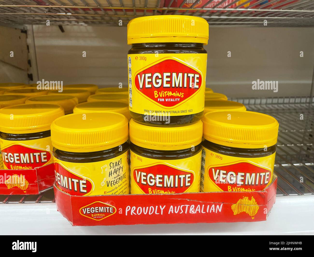 Wollongong, Australia. 08th luglio 2022. Giare della popolare Australian spread Vegemite stand su uno scaffale in un supermercato. Vegemite è stato sviluppato circa 100 anni fa, e il primo vaso è stato venduto nel 1923. (A dpa-Korr '100 anni di Vegemite - la diffusione più iconica dell'Australia') Credit: Michelle Ostwald/dpa/Alamy Live News Foto Stock