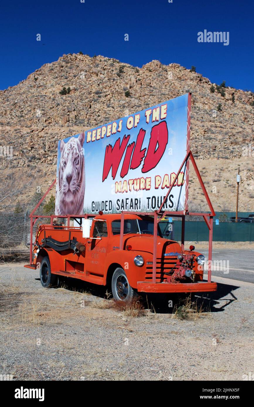 Novembre 11 2016 San Valentino Arizona USA. Vecchio motore antincendio Chevy in pensione presso il Keepers of the Wild Animal Sanctuary, Valentine Mohave County Arizona. Foto Stock