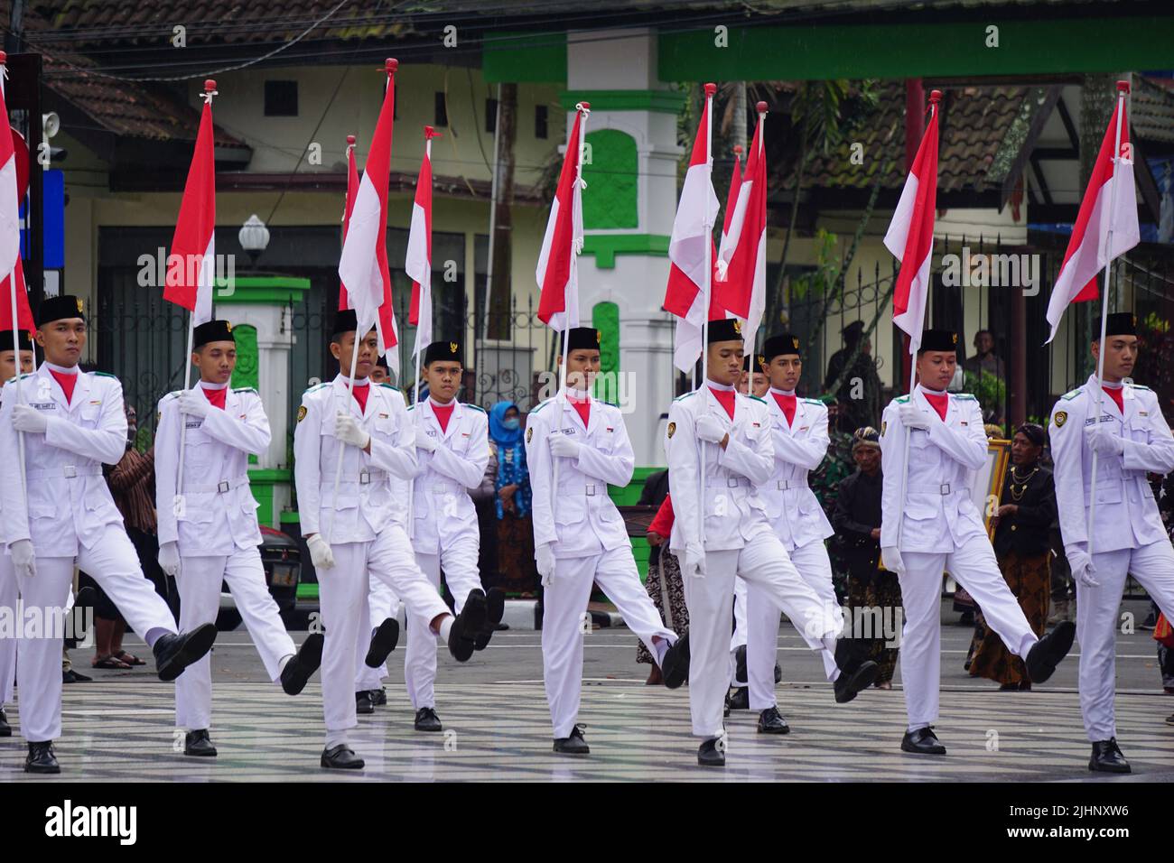 Paskibraka (bandera indonesiana) con bandiera nazionale durante la pancasila grebeg Foto Stock