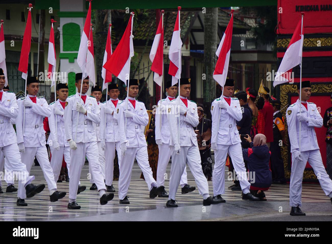 Paskibraka (bandera indonesiana) con bandiera nazionale durante la pancasila grebeg Foto Stock