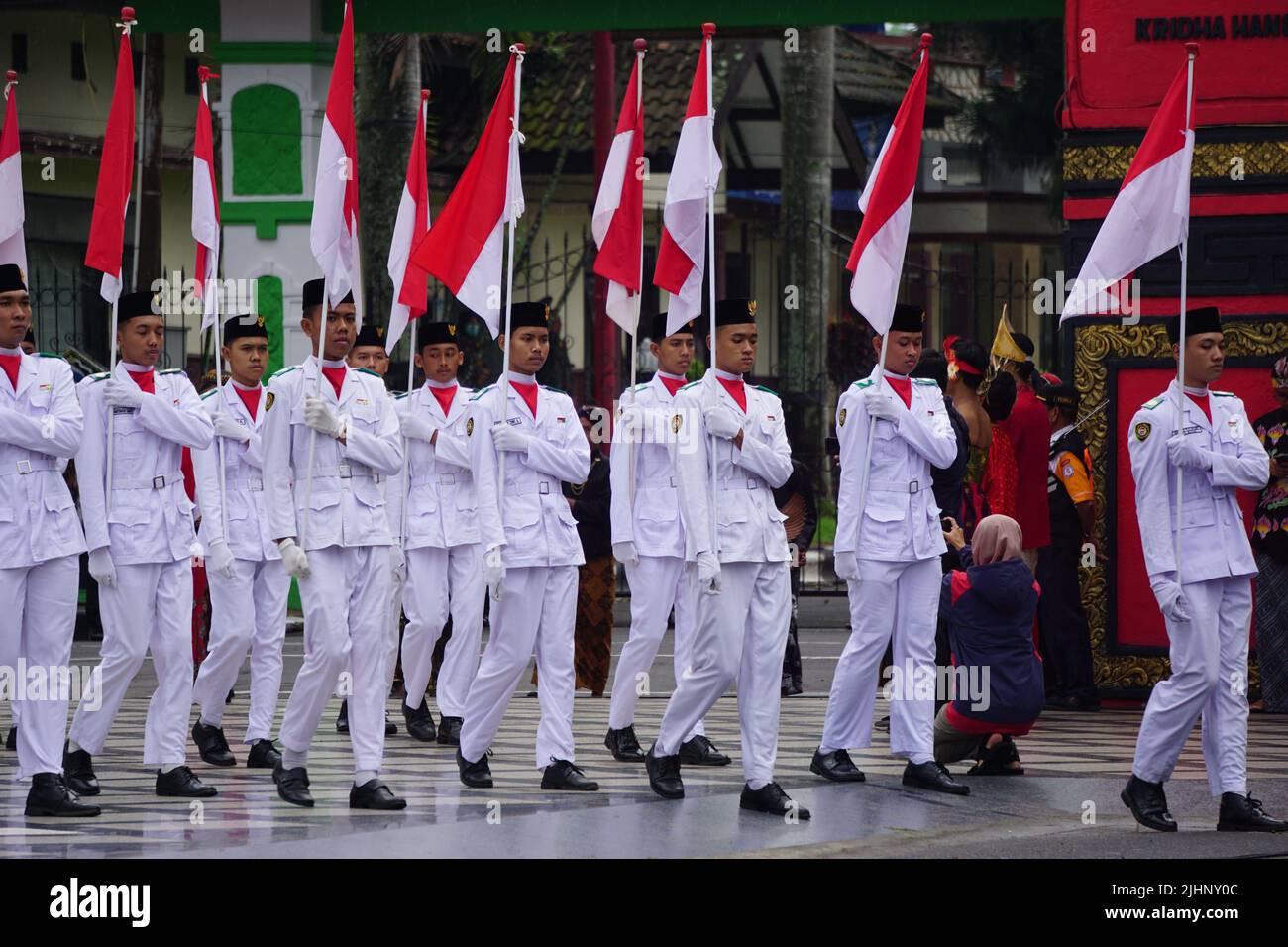 Paskibraka (bandera indonesiana) con bandiera nazionale durante la pancasila grebeg Foto Stock