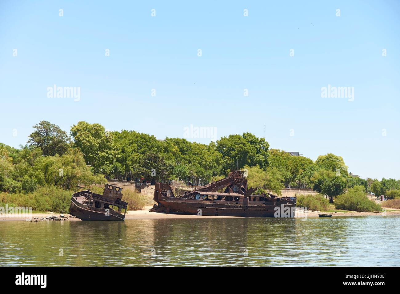 30 dicembre 2021, Colon, Entre Rios, Argentina: Navi arrugginite abbandonate sulla riva del fiume Uruguay. Foto Stock