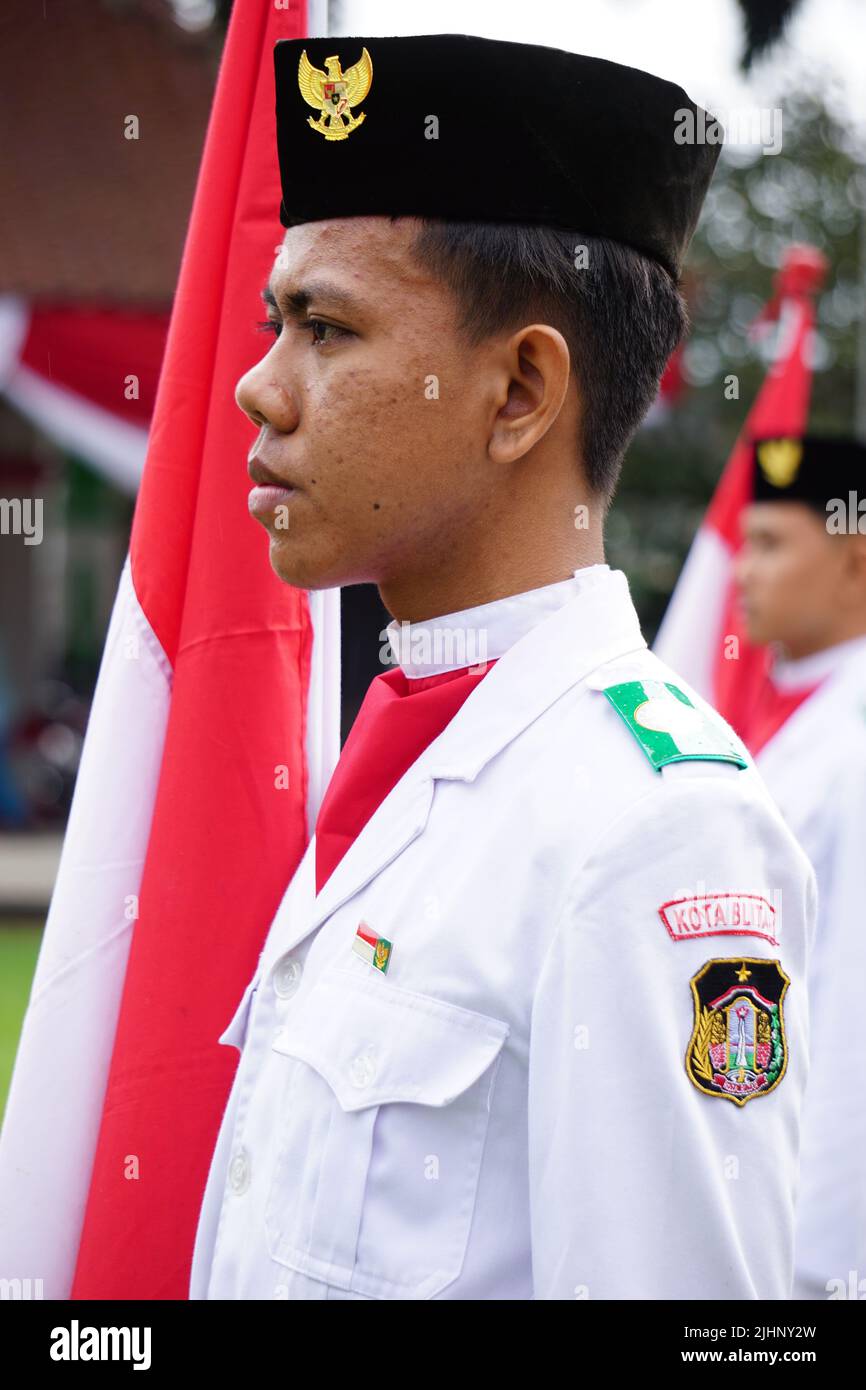 Paskibraka (bandera indonesiana) con bandiera nazionale durante la pancasila grebeg Foto Stock