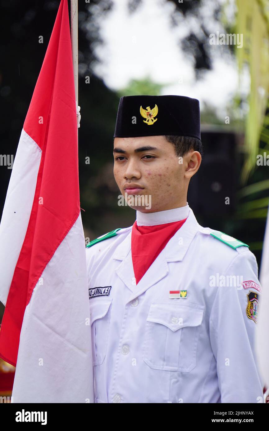 Paskibraka (bandera indonesiana) con bandiera nazionale durante la pancasila grebeg Foto Stock