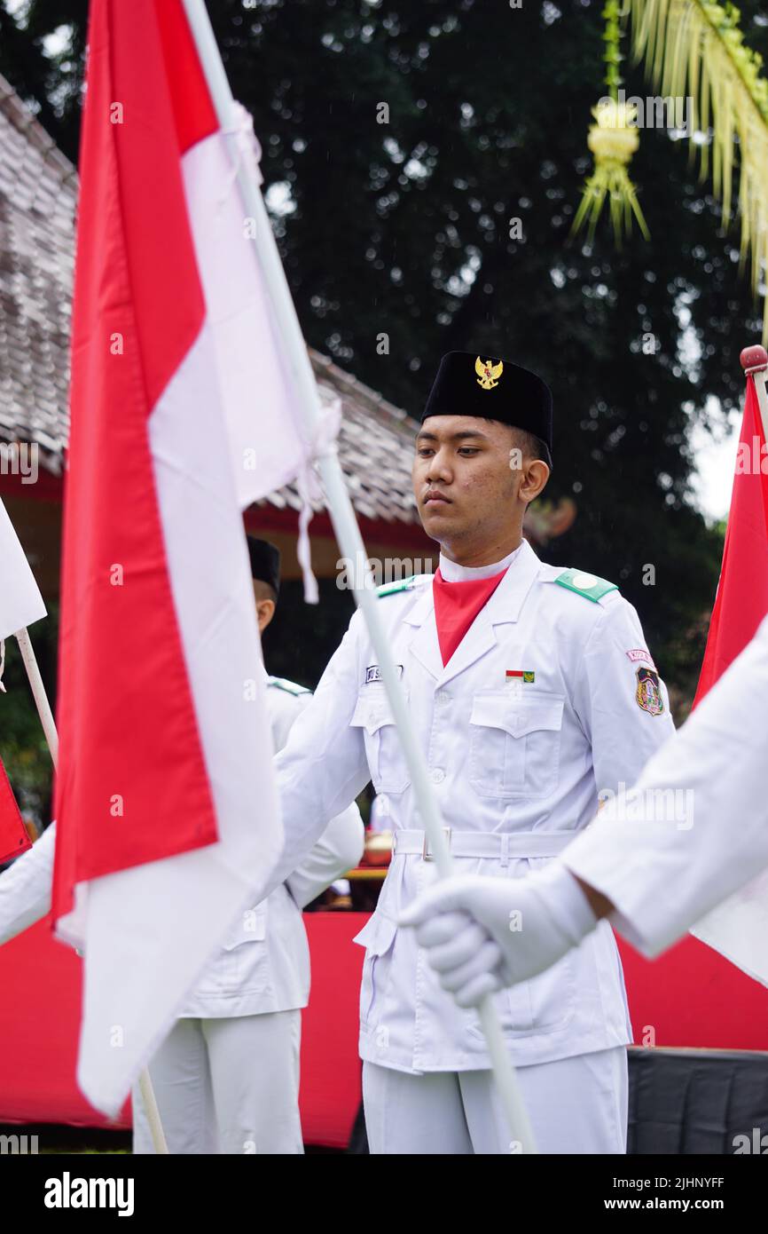 Paskibraka (bandera indonesiana) con bandiera nazionale durante la pancasila grebeg Foto Stock