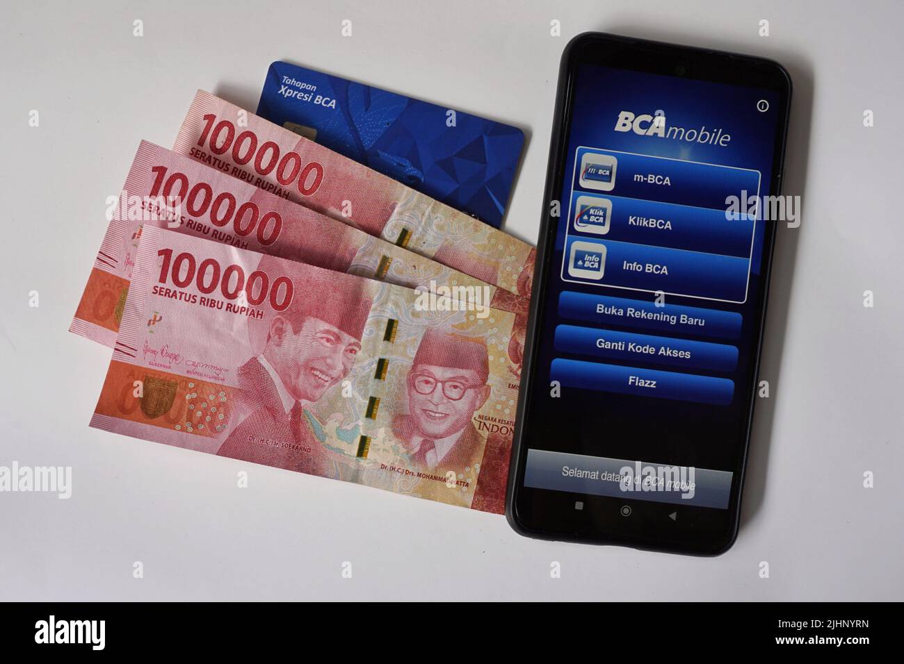 Yogyakarta, Indonesia - 10th luglio 2022. Foto del libro di conti BCA della Banca, della carta bancomat e del mobile banking su uno smartphone denominato m-BCA. Foto Stock