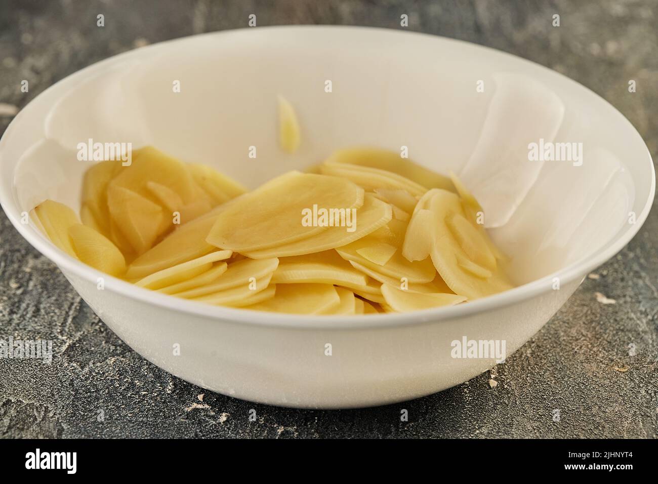 Patatine fritte in piatto bianco pronte per patata e gratin di patate dolci Foto Stock