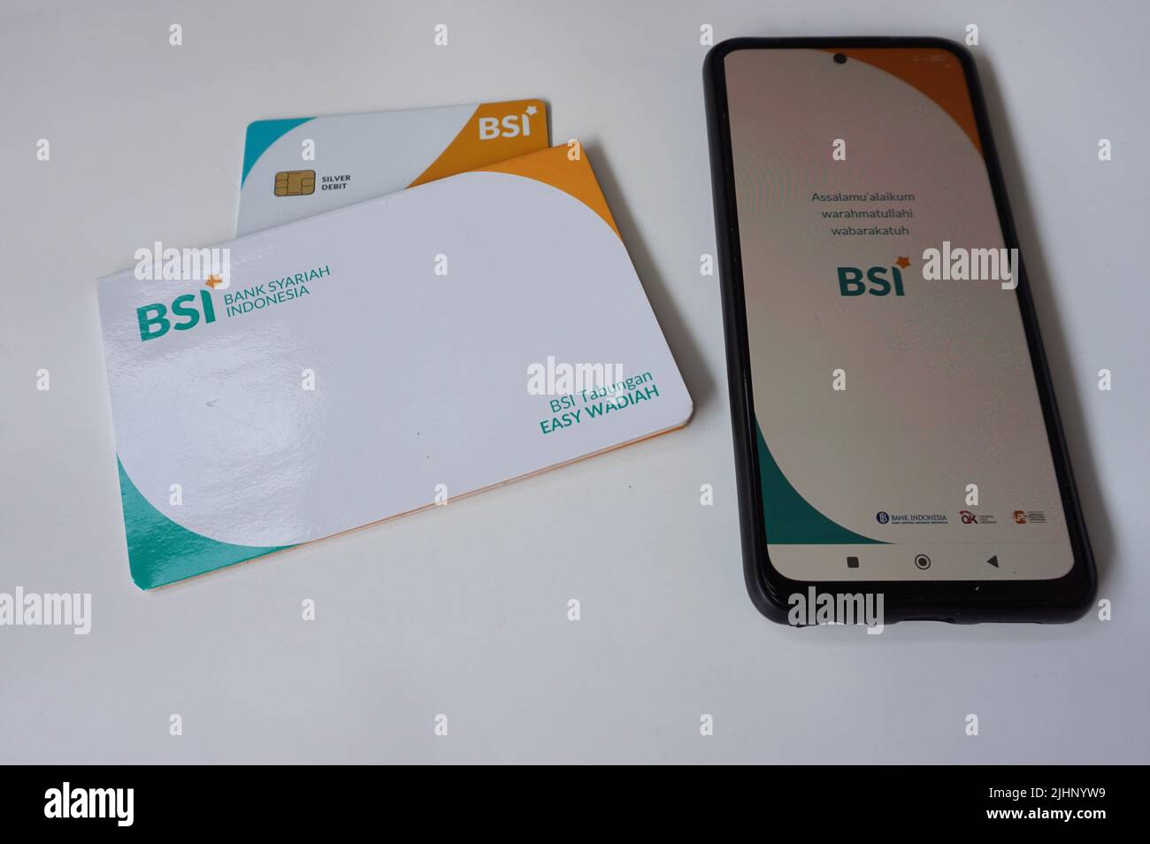 Yogyakarta, Indonesia - 10th luglio 2022. Foto di un libro di conti BSI Bank, bancomat Card e mobile banking su uno smartphone chiamato BSI Mobile. Foto Stock