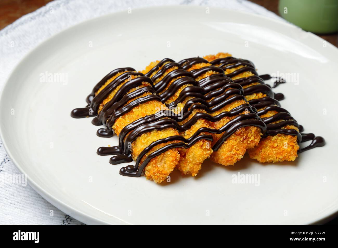 Banana fritta con vari condimenti, chocochip, Matcha, e cioccolato, Pisang Goreng snack dall'Indonesia Foto Stock